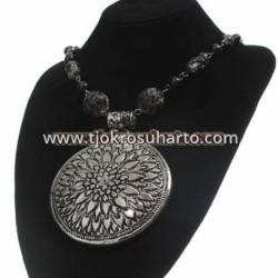 EPK 030 Kalung Perak bakar tatah bulat bunga (2) SRE