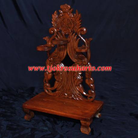 Standar Tempat keris duduk tengah tombak lung burung HB isi 3 22x48x56 cm WYM